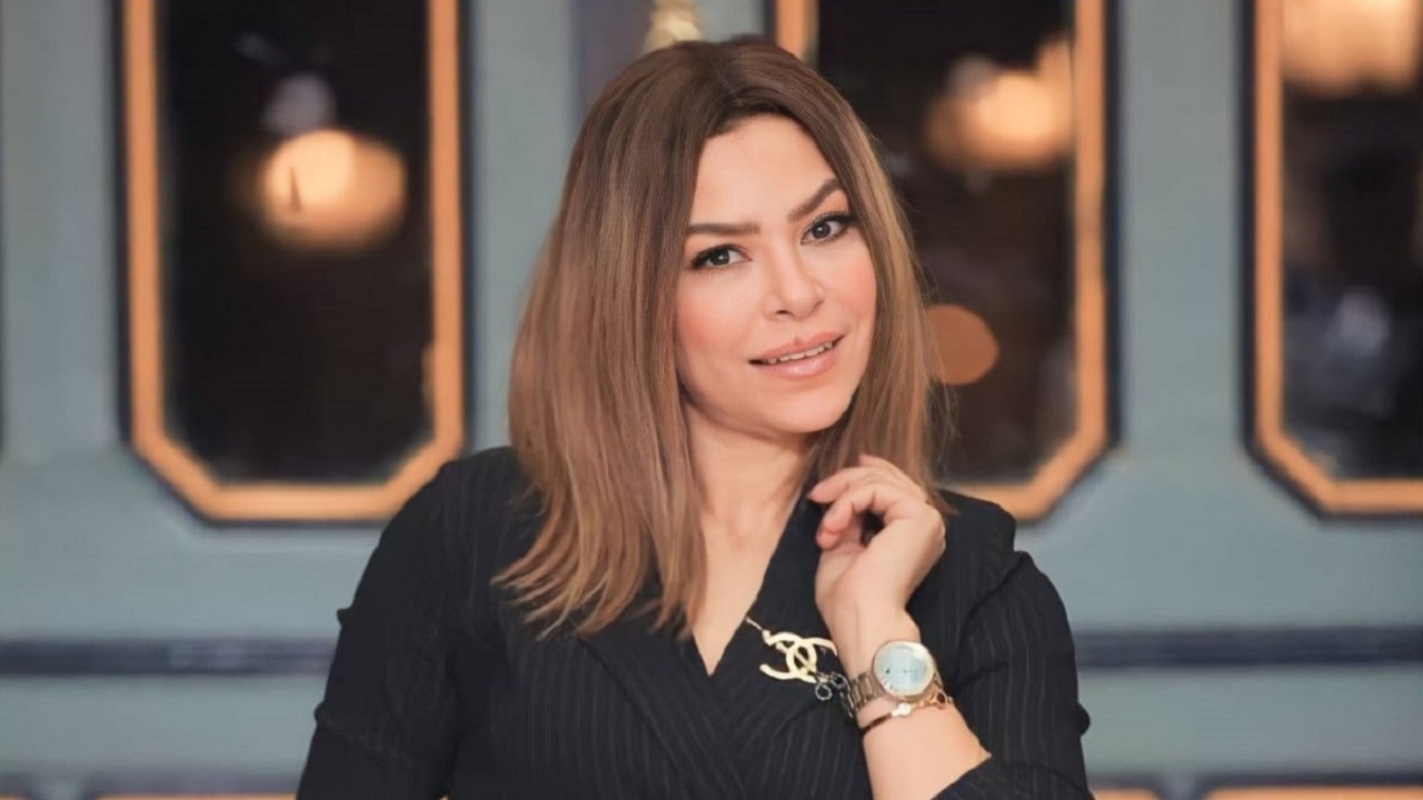 الفنانة ألفت عمر تستغيث بعد تعرضها للسرقة في باريس