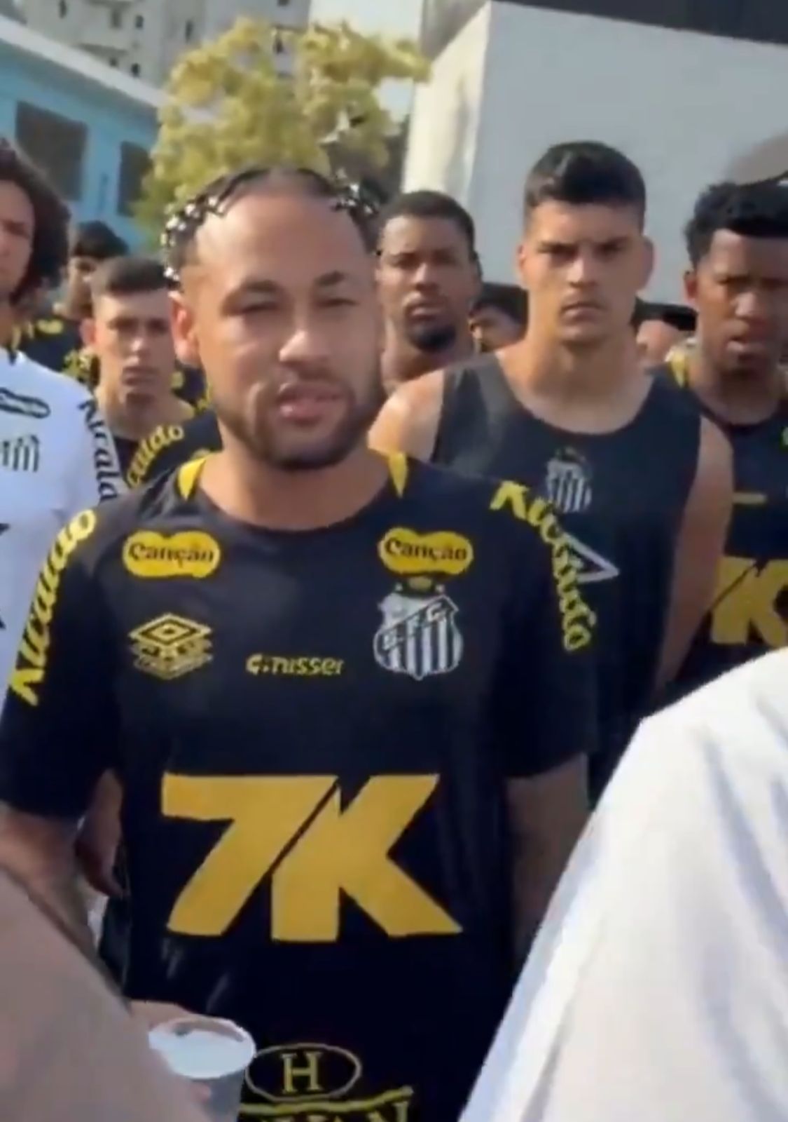 نيمار يستمع لغضب جماهير سانتوس ويحاول تهدئهم : صدقوني سأغير الأمور .. فيديو