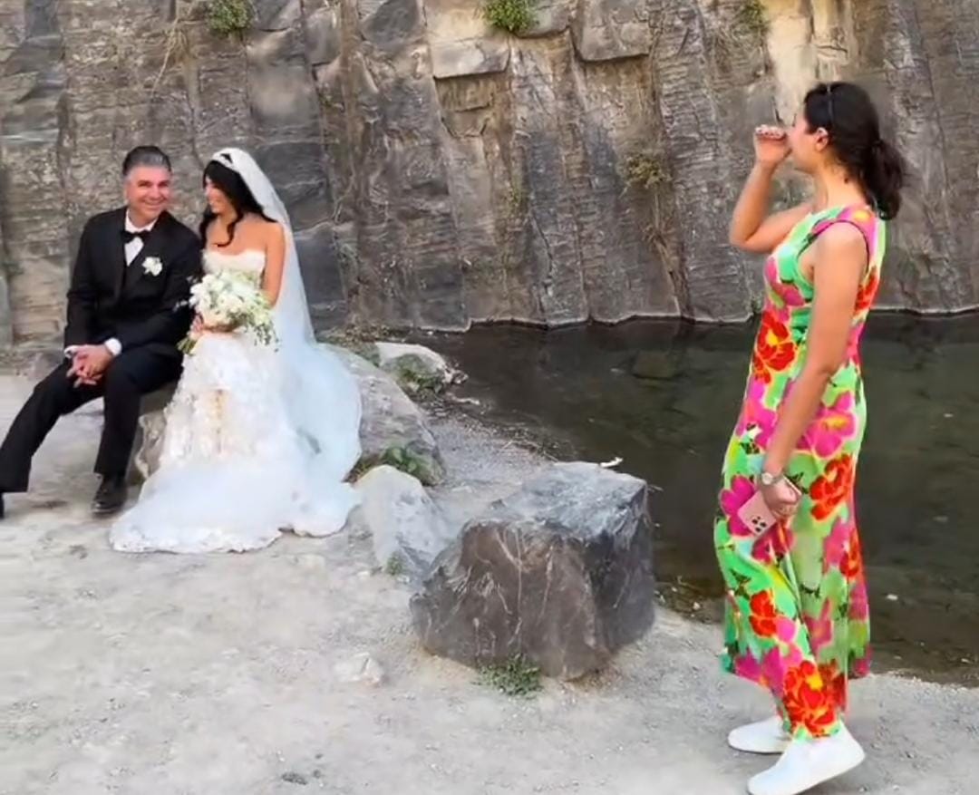 مصرية تفاجئ عروسين في أرمينيا بزغرودة تشعل الأجواء .. فيديو