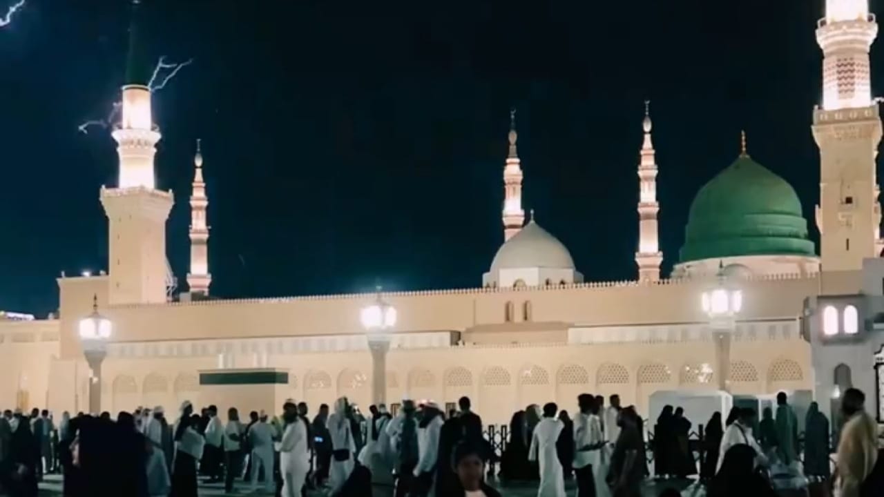 الرعد والبرق يزينان أجواء المسجد النبوي.. فيديو