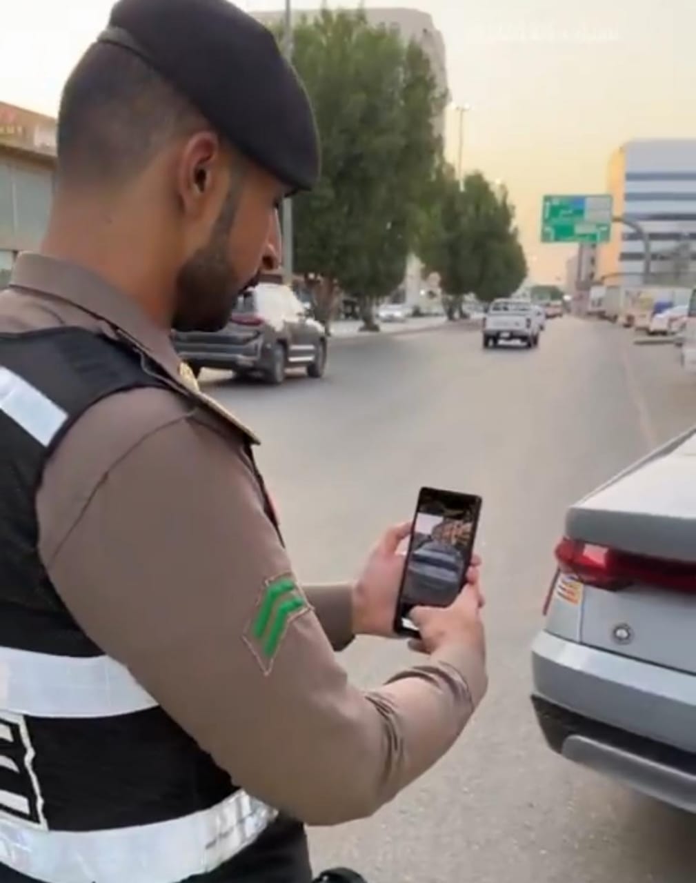 رصد مخالفة وقوف المركبات في أماكن غير مخصصة بالقصيم .. فيديو