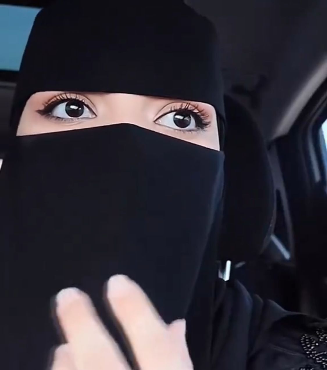 فتاة تنتقد ذهاب الشباب للكافيهات: مستحيل أوافق على واحد يمسك سرا بالكافيهات.. فيديو