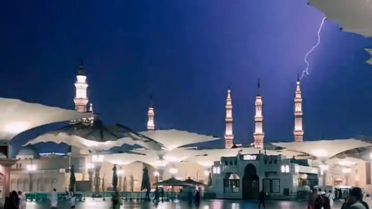 الرعد والبرق يزينان أجواء المسجد النبوي.. فيديو