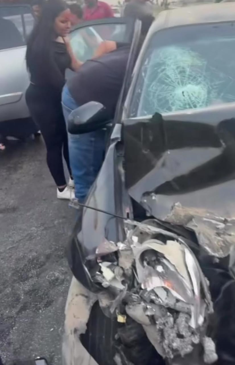 حادث مروع لفتيات طاردهن شبان بسياراتهم على طريق سريع.. فيديو