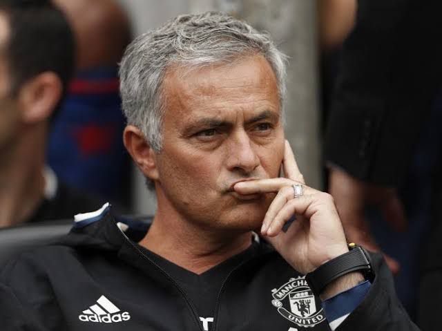 مورينيو مرشح لخلافة نونو سانتو في نوتنغهام