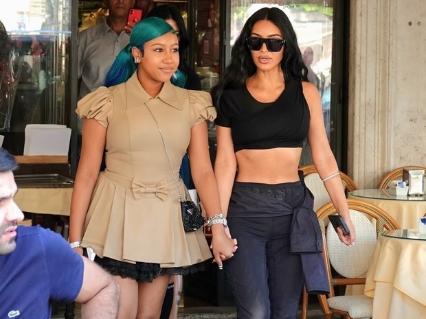 ابنة كيم كارداشيان تثير الجدل بإطلالاتها في روما وميلانو