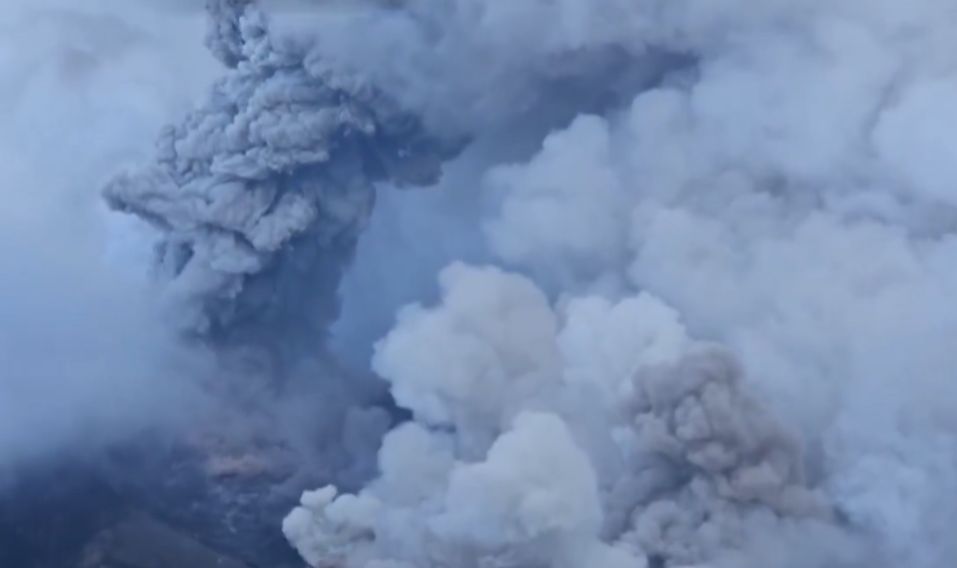 بركان كراشينينيكوف ينفجر مجددا ويقذف رمادا بارتفاع 4 كيلومترات.. فيديو