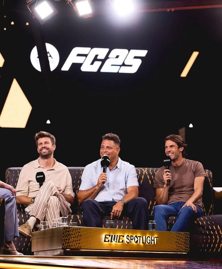 بيكيه وكاكا ورونالدو يشعلون أجواء EWC في الرياض