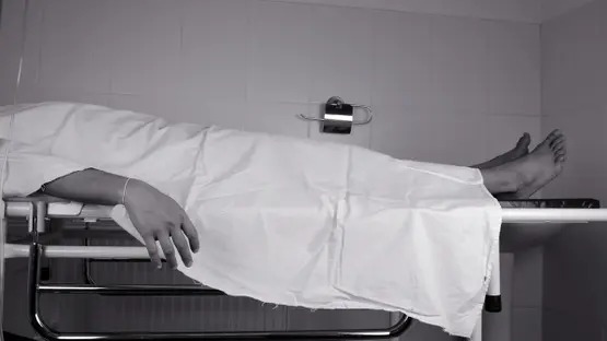 عائلة تجبر ابنتها على تناول مادة سامة