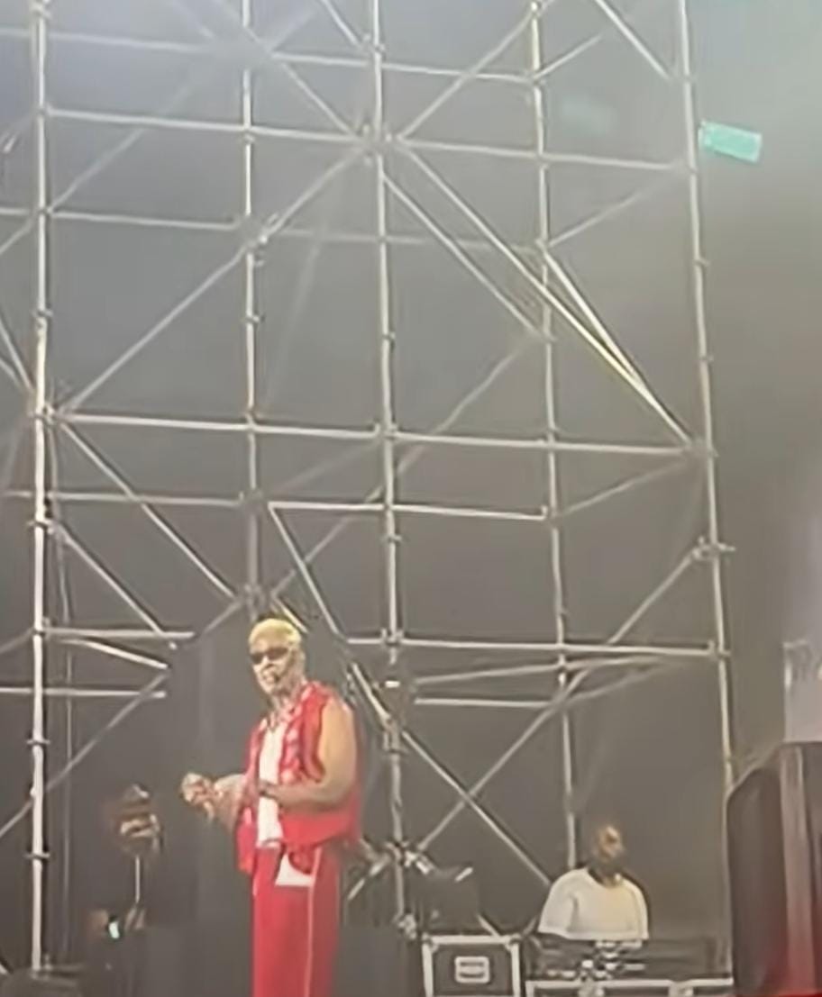 محمد رمضان ينفعل على مهندس الصوت أمام الجمهور.. فيديو