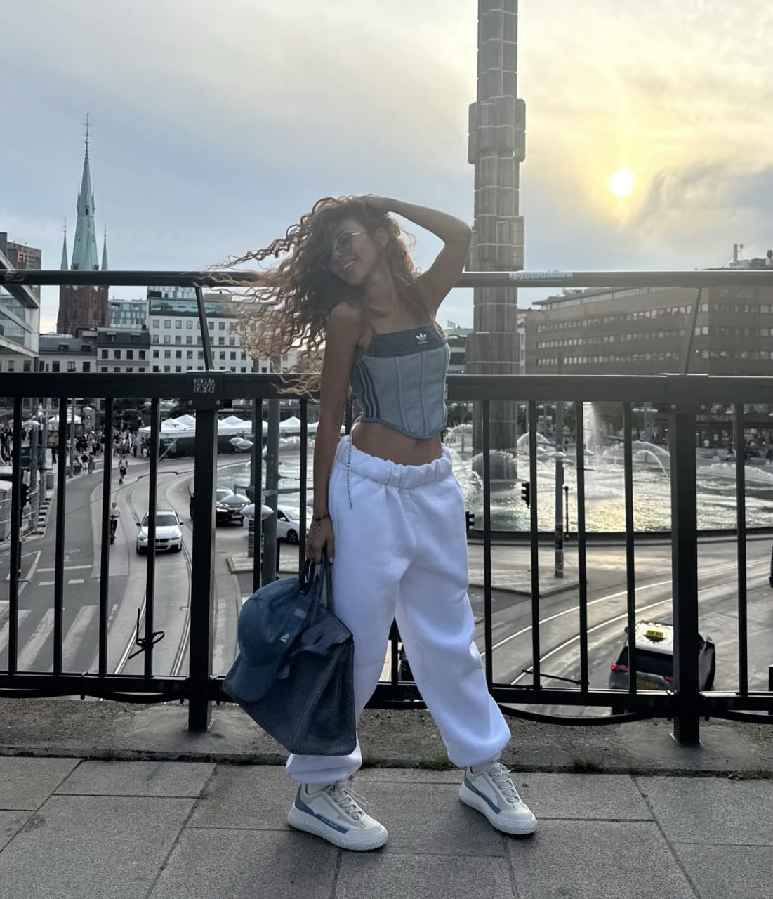 ميريام فارس تسرق الأضواء بإطلالة جريئة في شوارع ستوكهولم .. صور