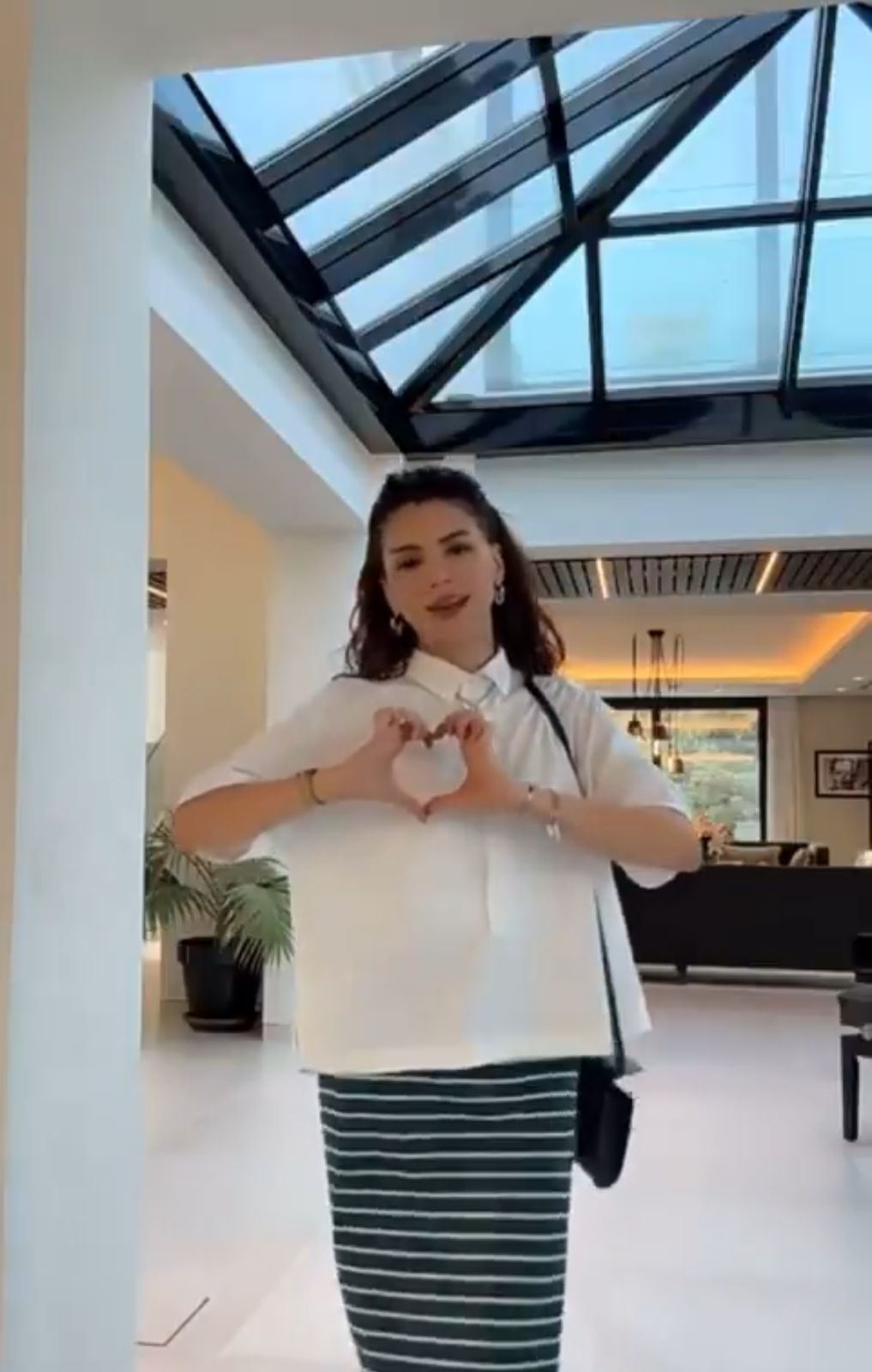 رهف القحطاني تخطف الأنظار بإطلالة أنيقة: نص أغراضي تقليد.. فيديو