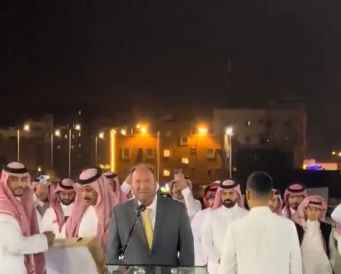 طبيب أرجنتيني يشارك زفاف زميله السعودي في أبها ويقدم له العانية .. فيديو