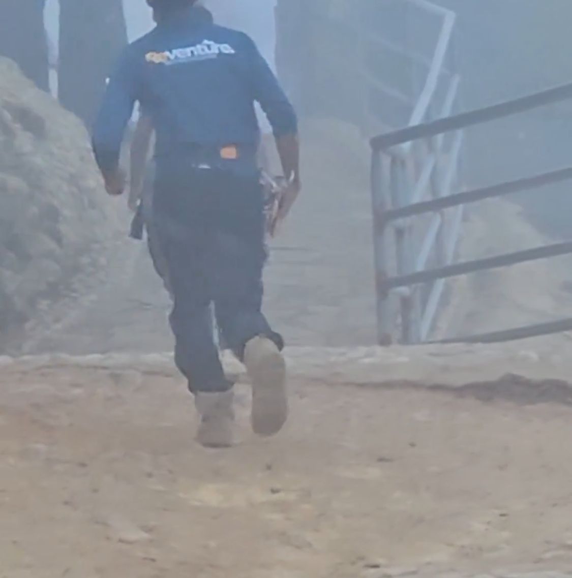 مرافق سعود القحطاني يروي تفاصيل سقوطه الأخير على جبل سمحان.. فيديو