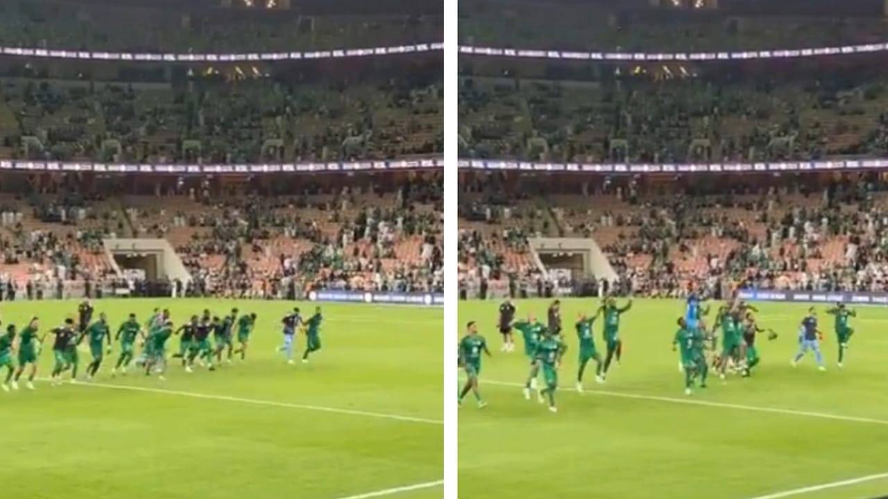 لاعبو الأهلي يحتفلون مع الجماهير بعد الفوز على نيوم .. فيديو