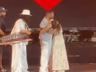 معجبة تقتحم مسرح تامر حسني وتحتضنه.. فيديو