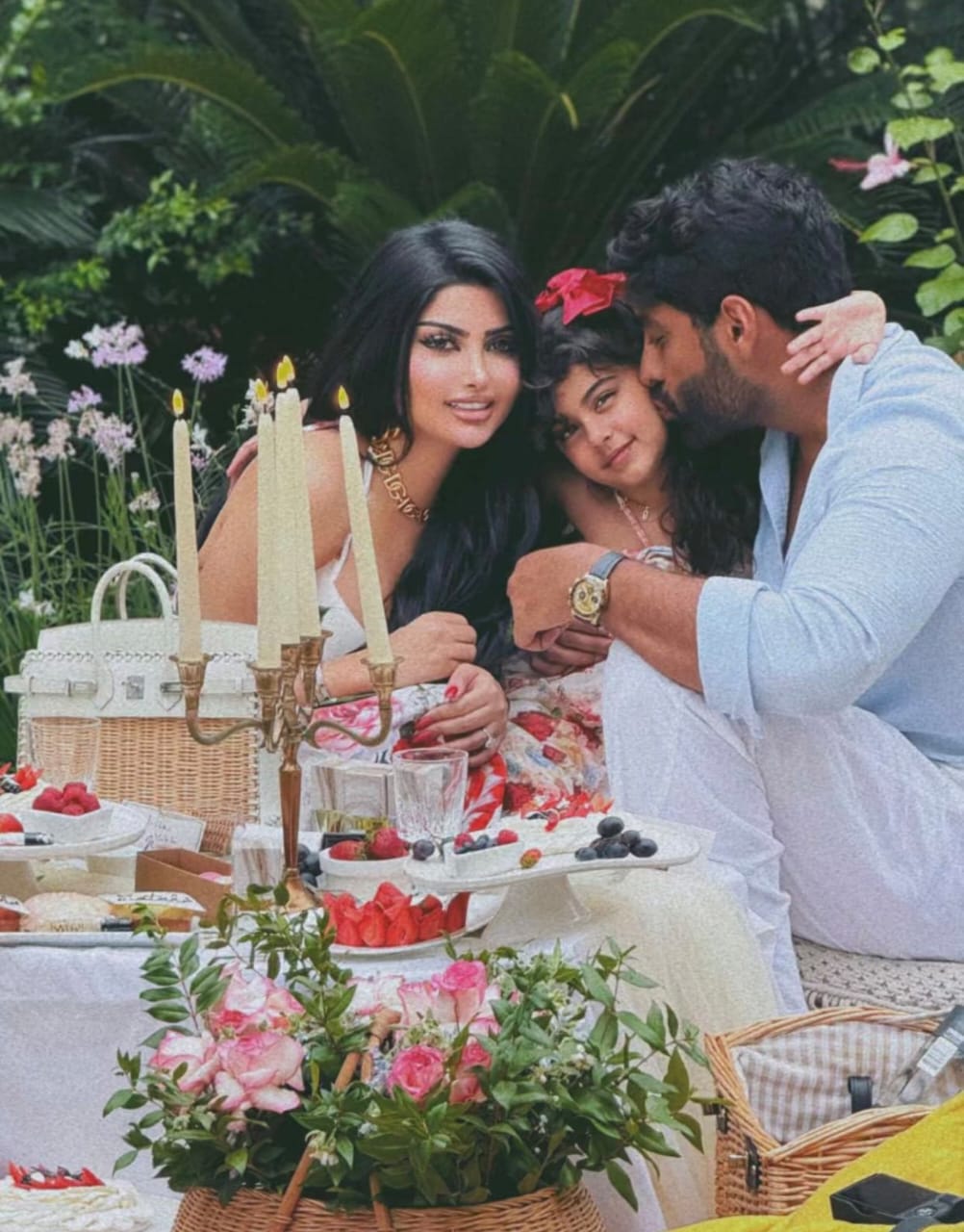 ظهور ملكة كابلي وأحمد السالم في صور عائلية جديدة