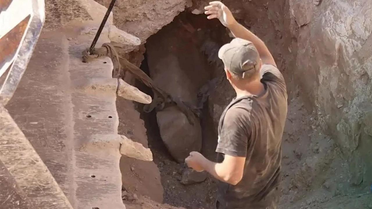 حجر أثري يثير جدلاً لتشابهه الواضح مع شعار الدولة الجديد.. صور