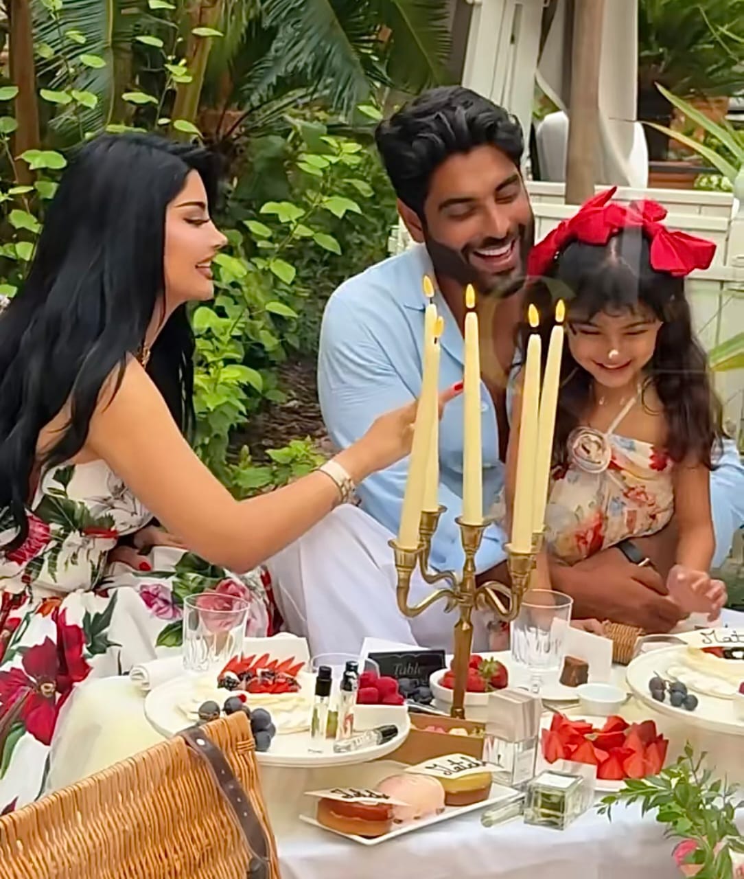 ظهور ملكة كابلي وأحمد السالم في صور عائلية جديدة