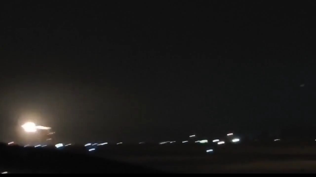 لحظة تحطم مقاتلة من طراز F A-18D في ماليزيا..فيديو