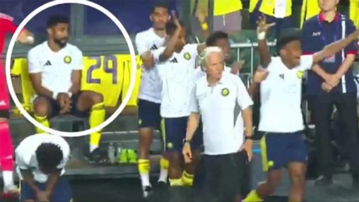 عبدالإله العمري يثير الجدل بتصرف غريب بعد هدف النصر في الاتحاد .. فيديو