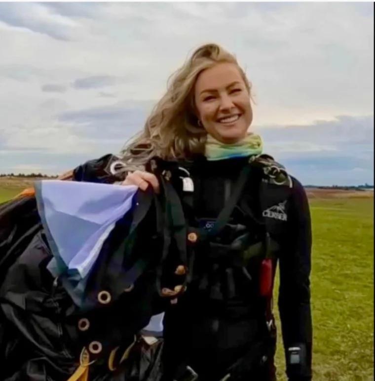 لاعبة قفز بالمظلات تنهي حياتها من ارتفاع شاهق.. صور