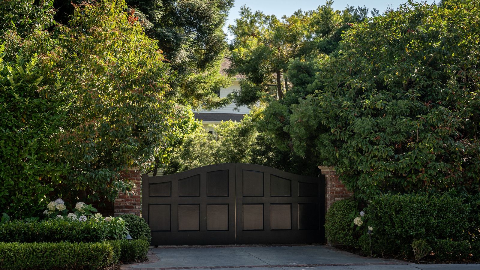 ملياردير يثير استياء الجيران في كاليفورنيا بسبب إجراءات أمنية