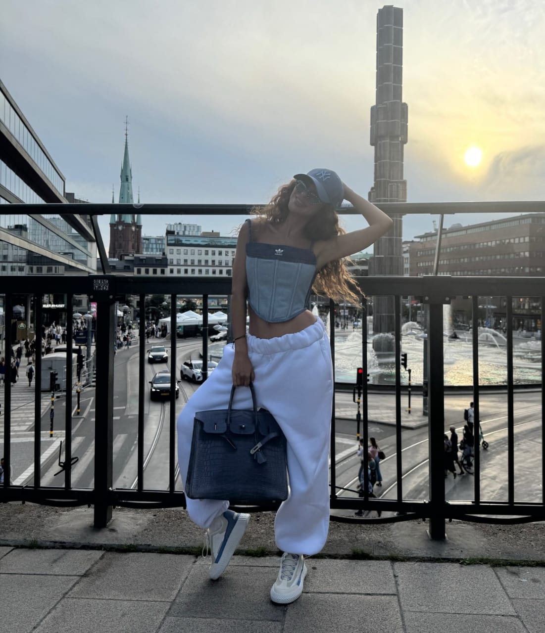 ميريام فارس تسرق الأضواء بإطلالة جريئة في شوارع ستوكهولم .. صور