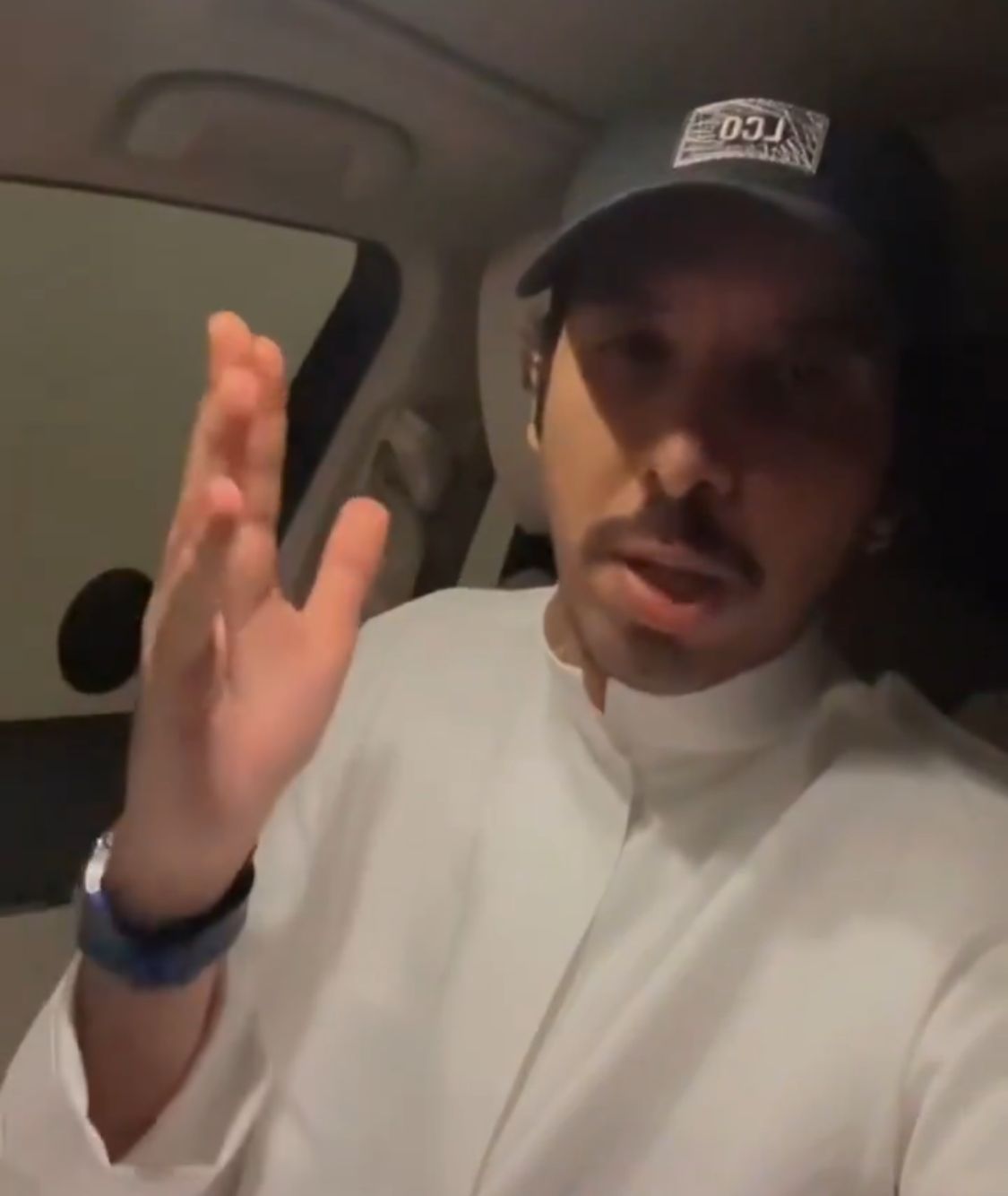 رجل ينتقد ارتداء البشت في حفلات الزفاف: ليلة في العمر لشخص واحد.. فيديو