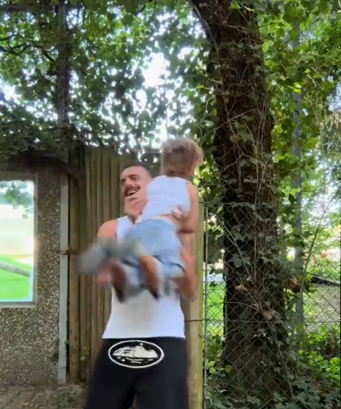 ميريح ديميرال يلاعب طفله ويقضي معه أوقاتا مليئة بالدفء والمرح .. فيديو