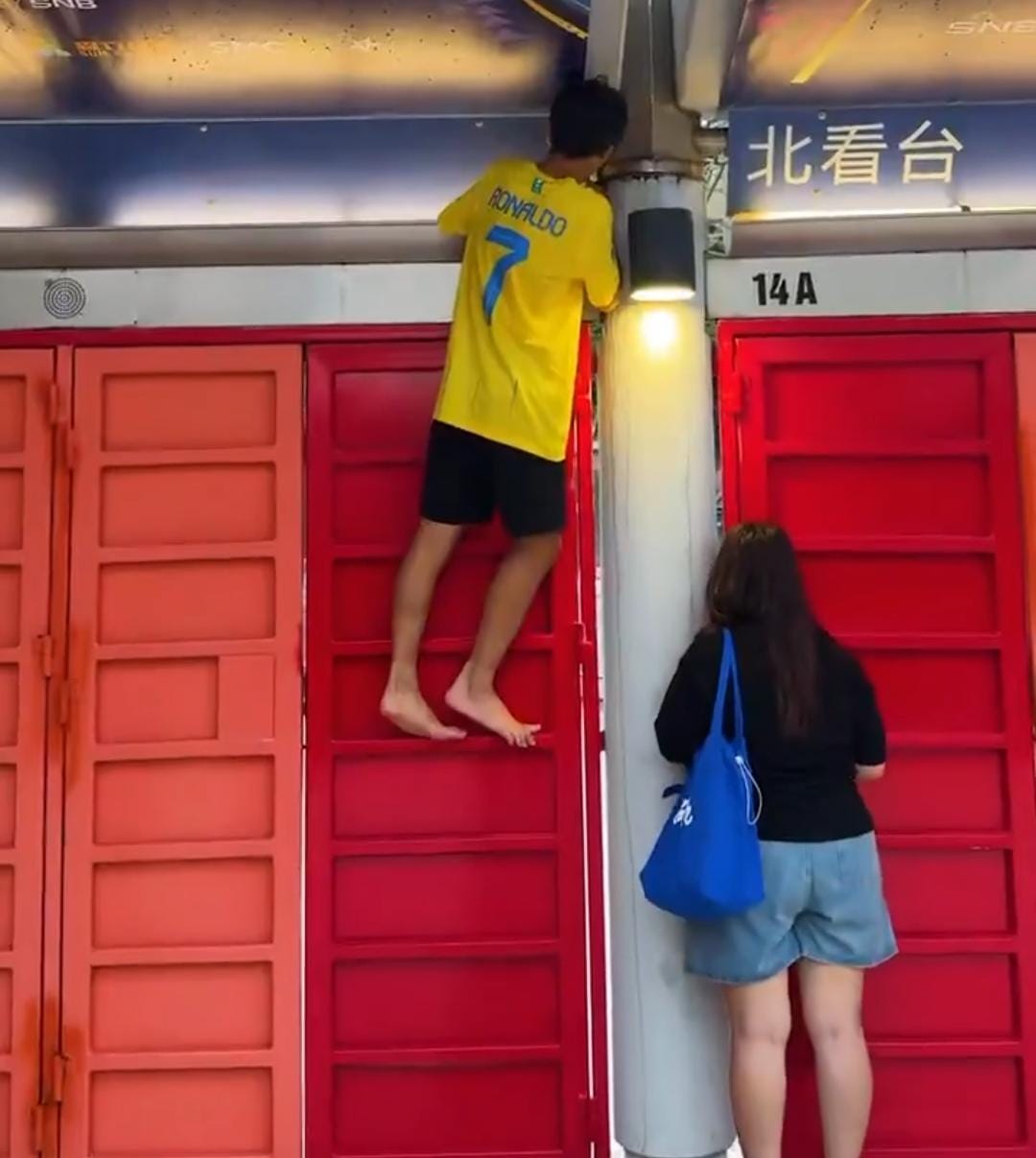 مشجع يتسلق لمشاهدة رونالدو قبل انطلاق كأس السوبر .. فيديو