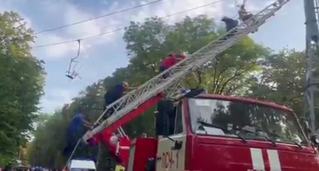 مشاهد مروعة لركاب معلقين بعد انهيار تلفريك بروسيا.. فيديو