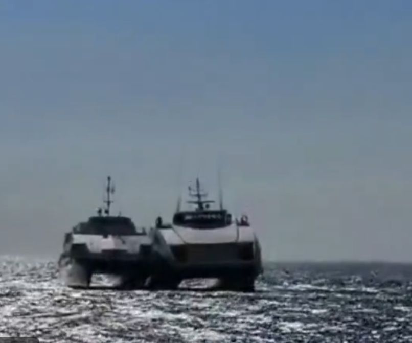 ركاب سفينة تركية يعيشون لحظات عصيبة وسط البحر بعد اصطدامها بصخرة.. فيديو