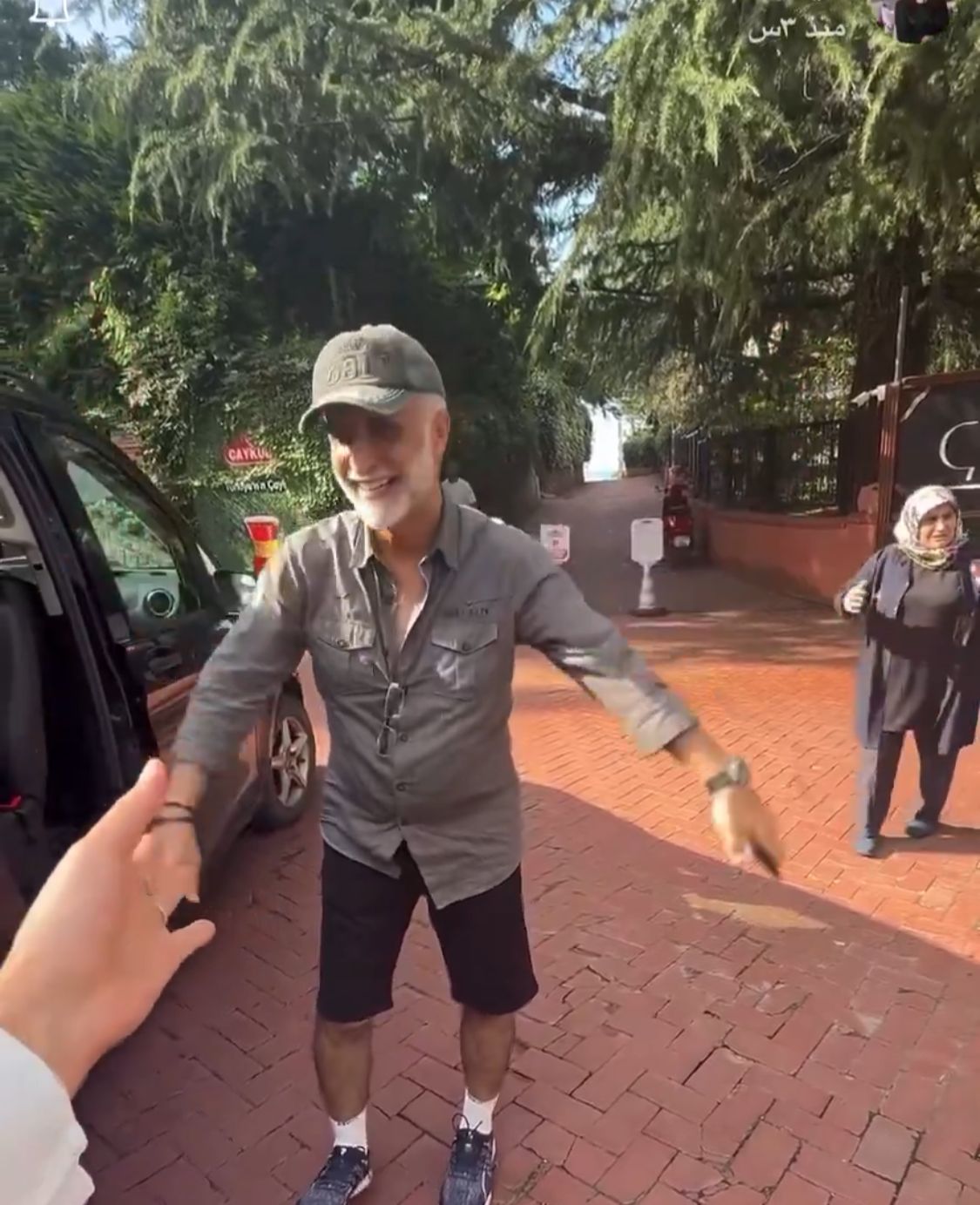 هيفاء حسين تعجب بسيارة مزينة وتسأل عن العروس وزوجها الغلوم: أنا المعرس.. فيديو