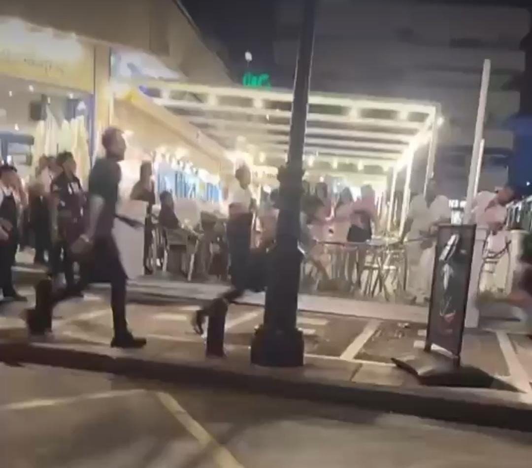 لحظة طعن سائح أمام المارة يثير الذعر في إسبانيا.. فيديو