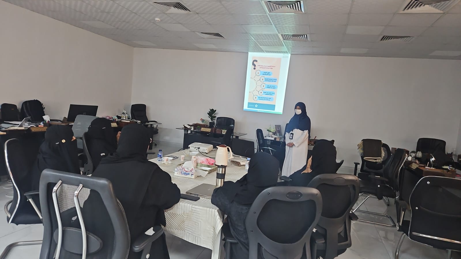 الفرق الصحية بمجمع الملك عبدالله الطبي تنفذ برنامجا توعويا عن الرضاعة الطبيعية.. صور