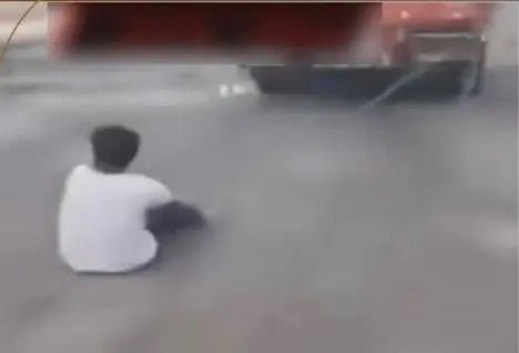 تقييد وسحل 3 أشخاص بالشاحنات يثير ضجة واسعة