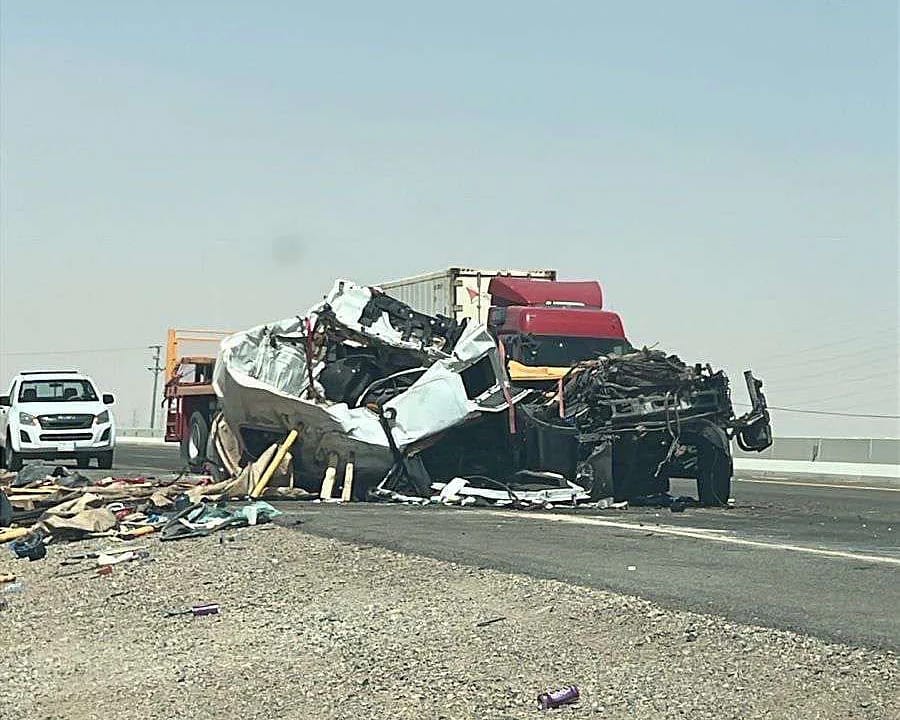 حادث مروع بين شاحنة وقلاب على طريق الرياض الطائف .. صور