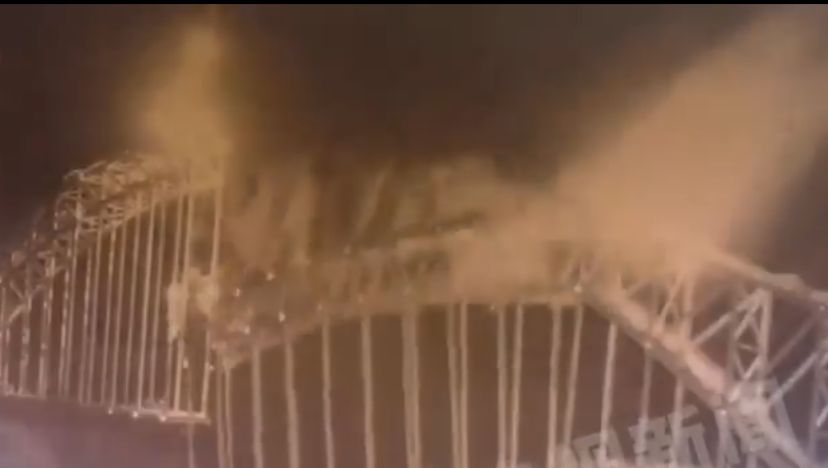 مصرع 10 عمال وفقدان 4 بانهيار جسر قيد الإنشاء.. فيديو