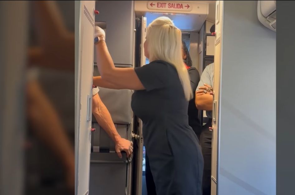 رجل يصفع راكبة رفضت ترك مقعدها ويثير جدلا واسعا .. فيديو