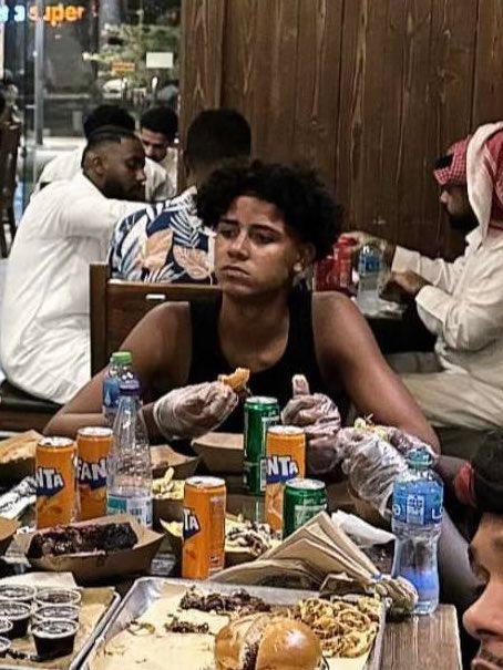 نجل رونالدو برفقة أصدقائه في أحد مطاعم الرياض والجمهور: فيه عرق عربي