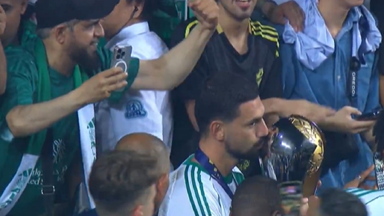 لاعبو الأهلي يحتفلون مع الجماهير بعد الفوز بكأس السوبر .. فيديو