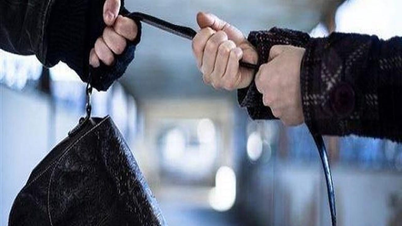 عصابة نسائية تهاجم فتاتين وتسرق أموالهما المخصصة للعمرة