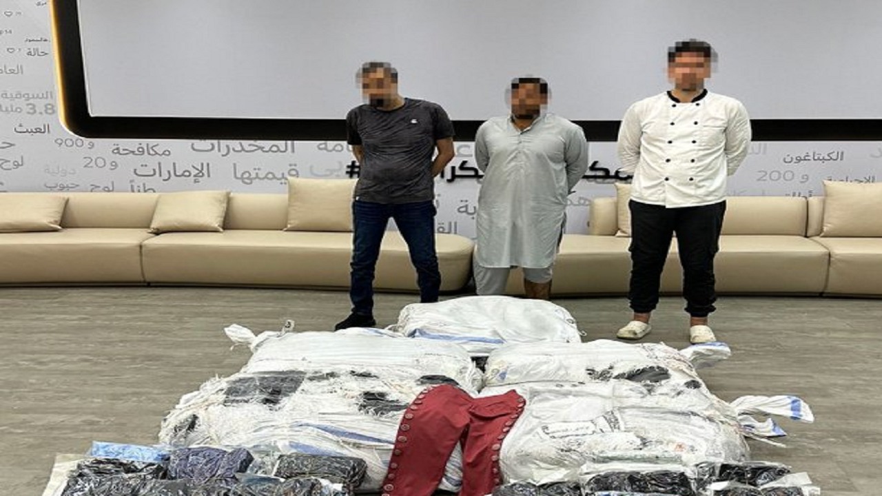 تعاون سعودي إماراتي يحبط تهريب أقراص الكبتاجون مخبأة داخل أزرار ملابس.. فيديو وصور
