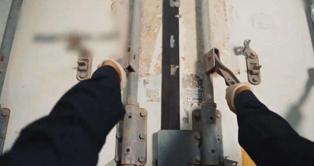 الضريبة والجمارك تحبط محاولة تهريب 28.9 كيلو جرام من الكوكايين المخدر.. فيديو