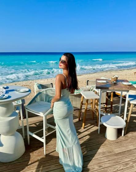 رانيا منصور تلفت الأنظار بفستان شفاف