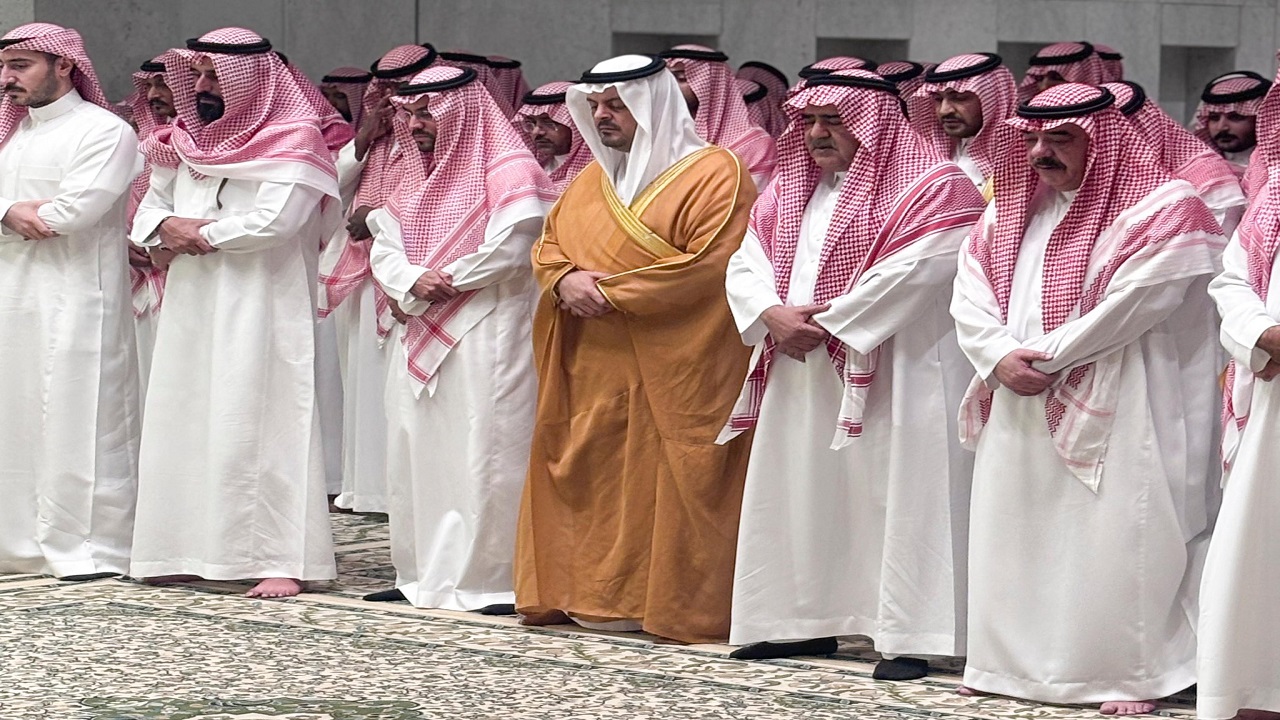 نائب أمير مكة يؤدي صلاة الميت على والدة الأمير فهد بن مقرن بن عبدالعزيز