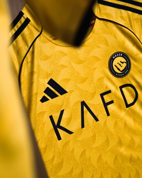 النصر يعلن عن قمصان الموسم القادم.. صور