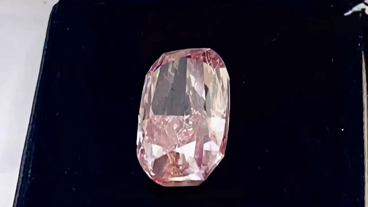 إحباط سرقة ماسة وردية نادرة بـ25 مليون دولار خلال 8 ساعات.. فيديو