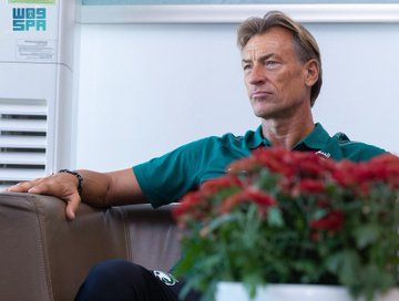 بعثة الأخضر تغادر إلى التشيك .. صور